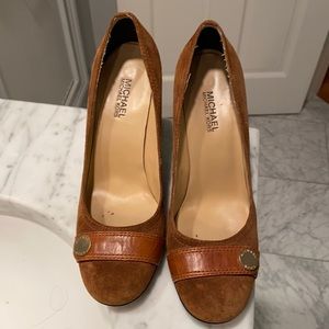 Michael Kors round toe pump with gold accent, 9